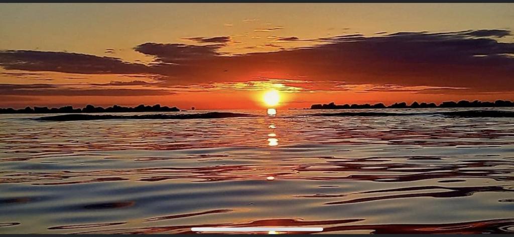 un tramonto su un corpo d'acqua di SUITE Asterope a Francavilla al Mare