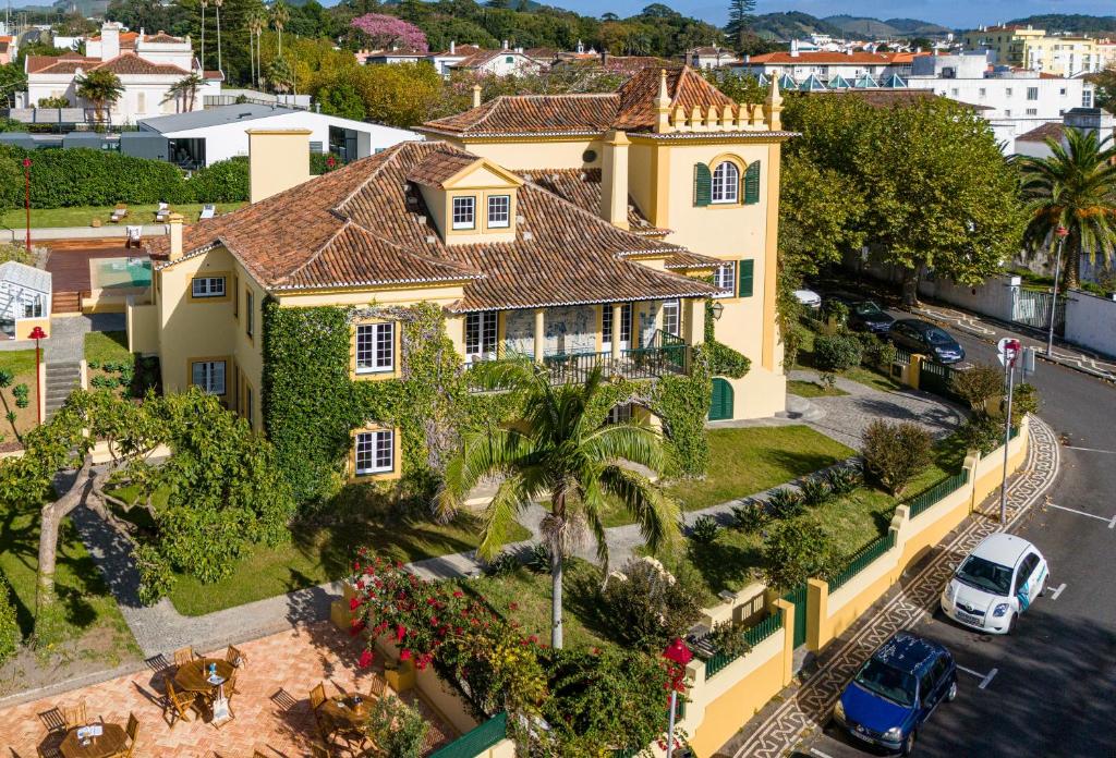 eine Luftansicht eines Hauses in einer Stadt in der Unterkunft Casa Portuguesa - Charming House in Ponta Delgada