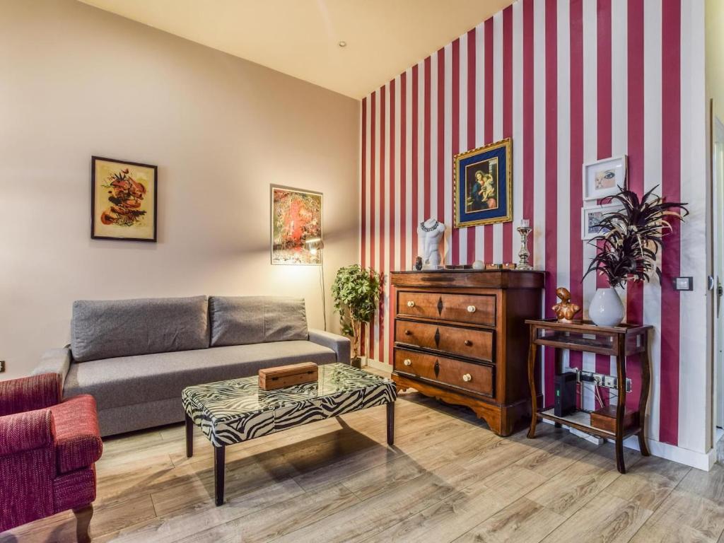 - un salon avec un canapé et une table dans l'établissement apartamento para 6 personas en madrid rio, à Madrid