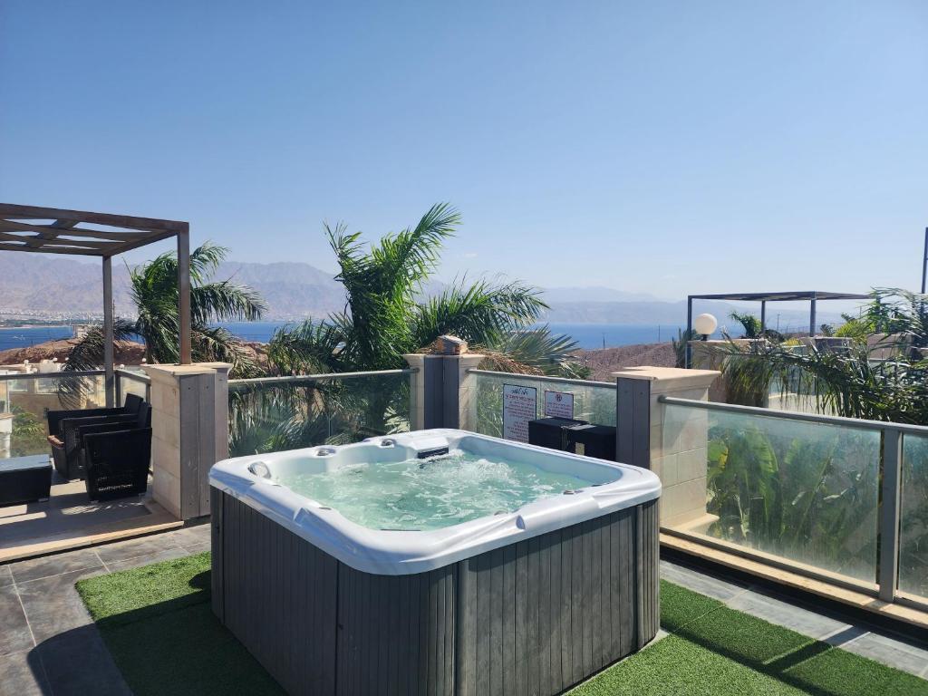 einen Whirlpool auf dem Balkon eines Hauses in der Unterkunft YalaRent Haven villa with private pool and jacuzzi in Eilat