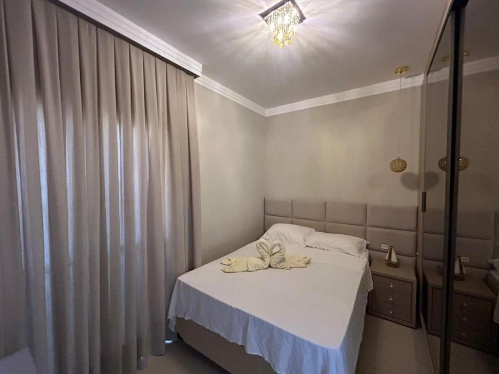 Ένα ή περισσότερα κρεβάτια σε δωμάτιο στο Apartamento confortável com piscina