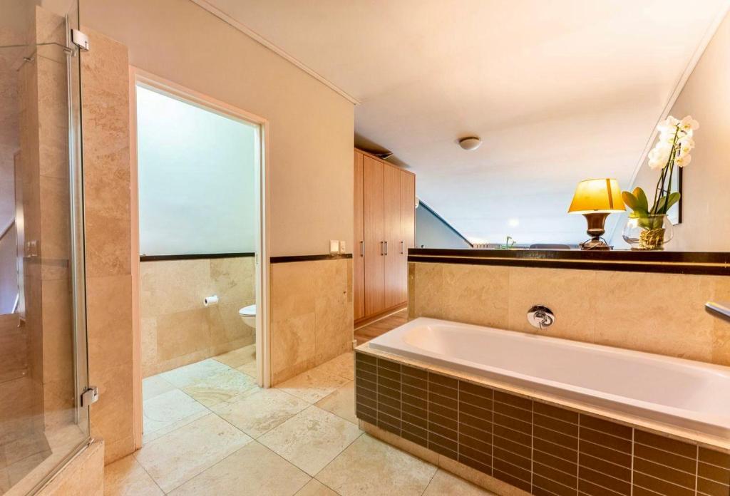 Cape Town的住宿－Meerendahl @ Tyger Lake，大型浴室设有浴缸和淋浴。