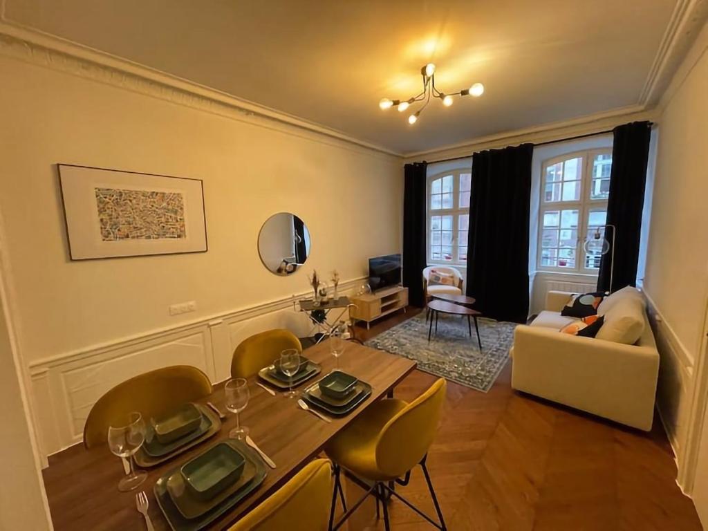 - un salon avec une table à manger et des chaises dans l'établissement La Lanterne - Magnifique T2 Strasbourg - Cathédrale à 300m, à Strasbourg