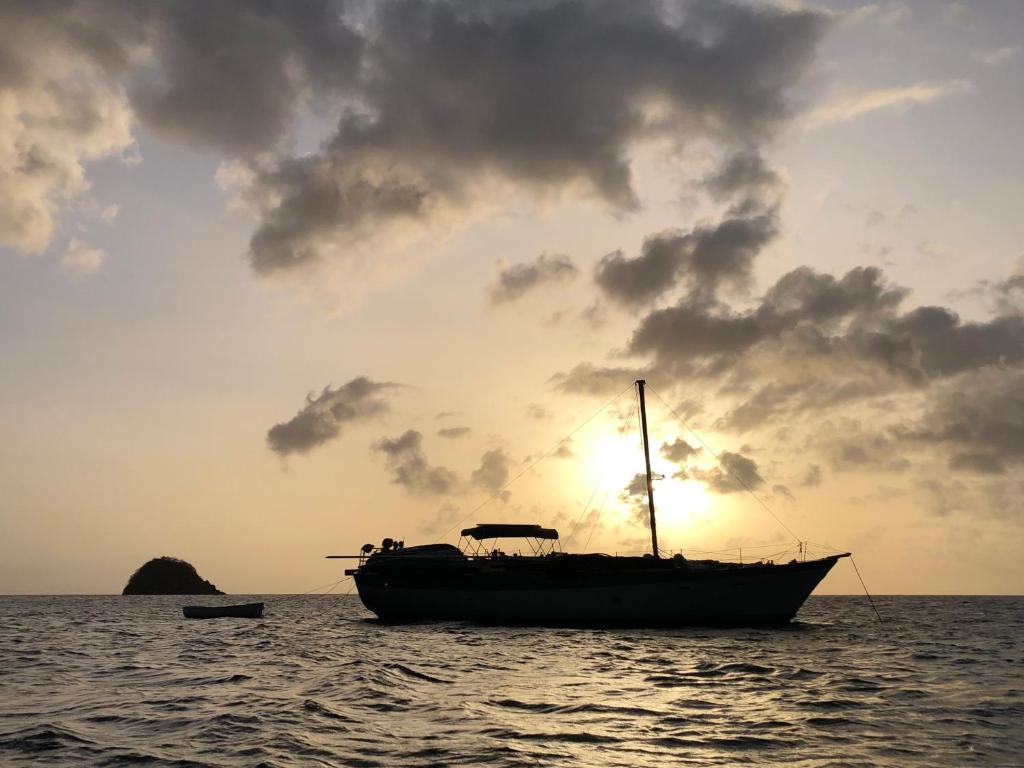 De zonsopgang of zonsondergang vanuit de boot