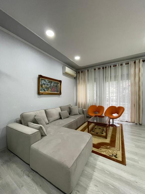 sala de estar con sofá y 2 sillas en Stone City Apartament en Gjirokastër