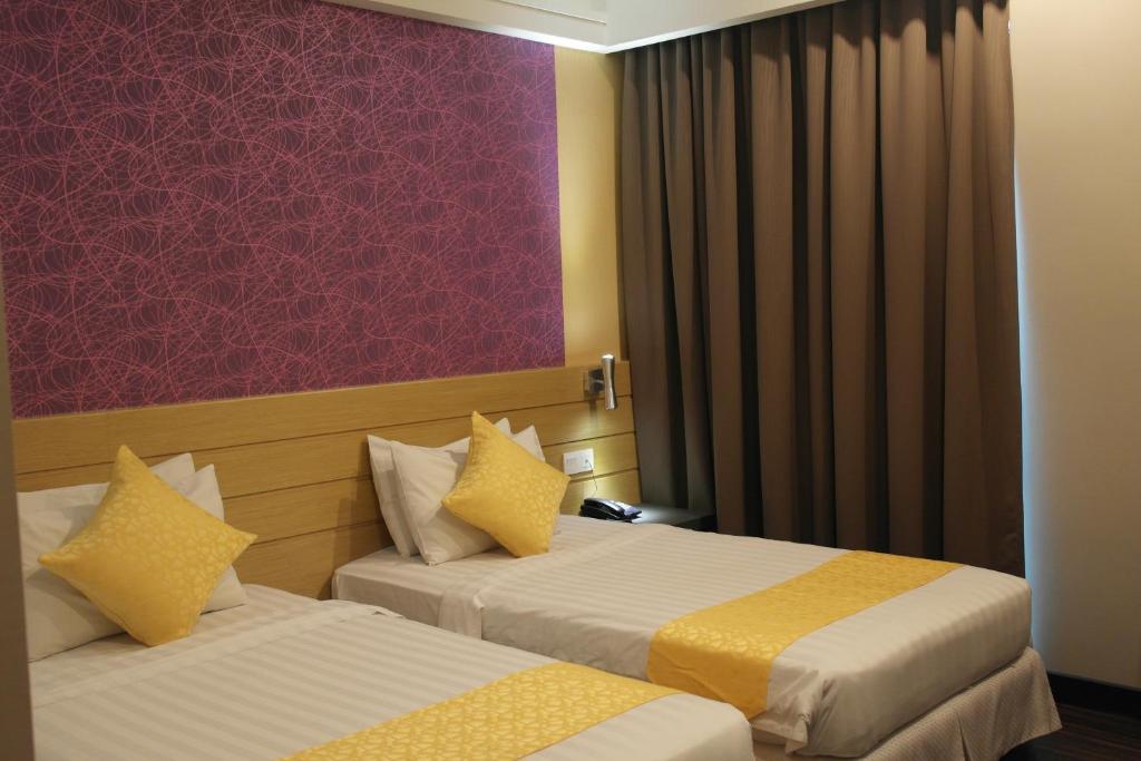 Una cama o camas en una habitación de De Hotel Ipoh