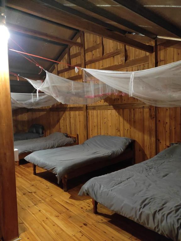 een kamer met drie bedden en een net bij Sapa Sunset homestay in Sa Pa