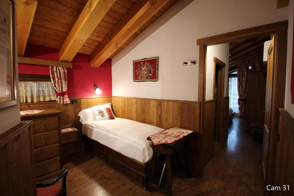 Llit o llits en una habitació de Hotel Meynet