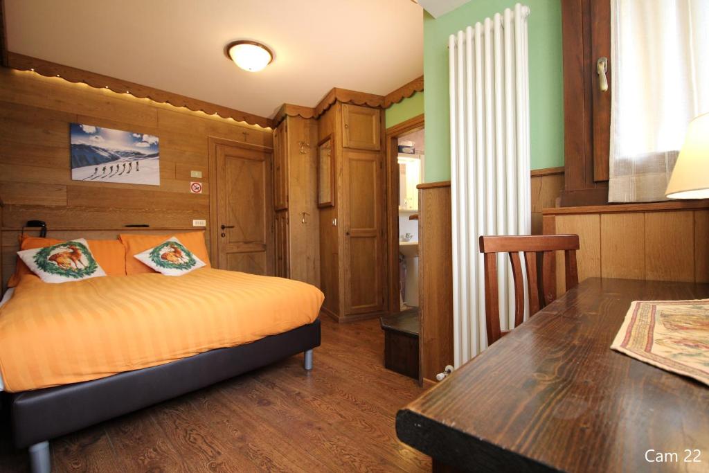 Llit o llits en una habitació de Hotel Meynet