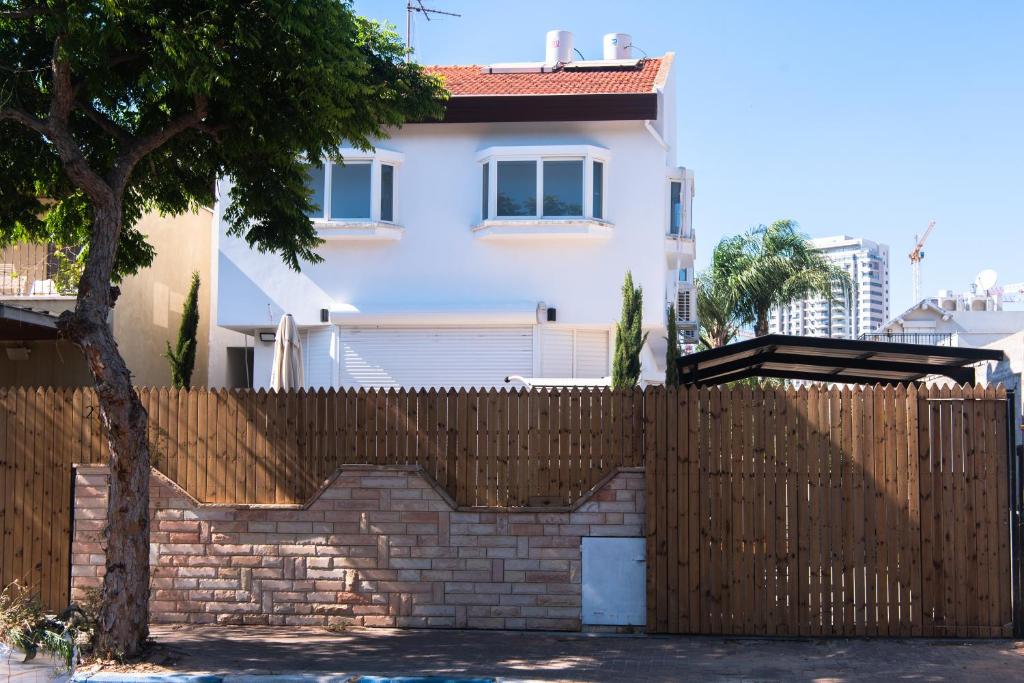 a wooden fence in front of a white house at Ono Villa at Kiryat Ono in Qiryat Ono