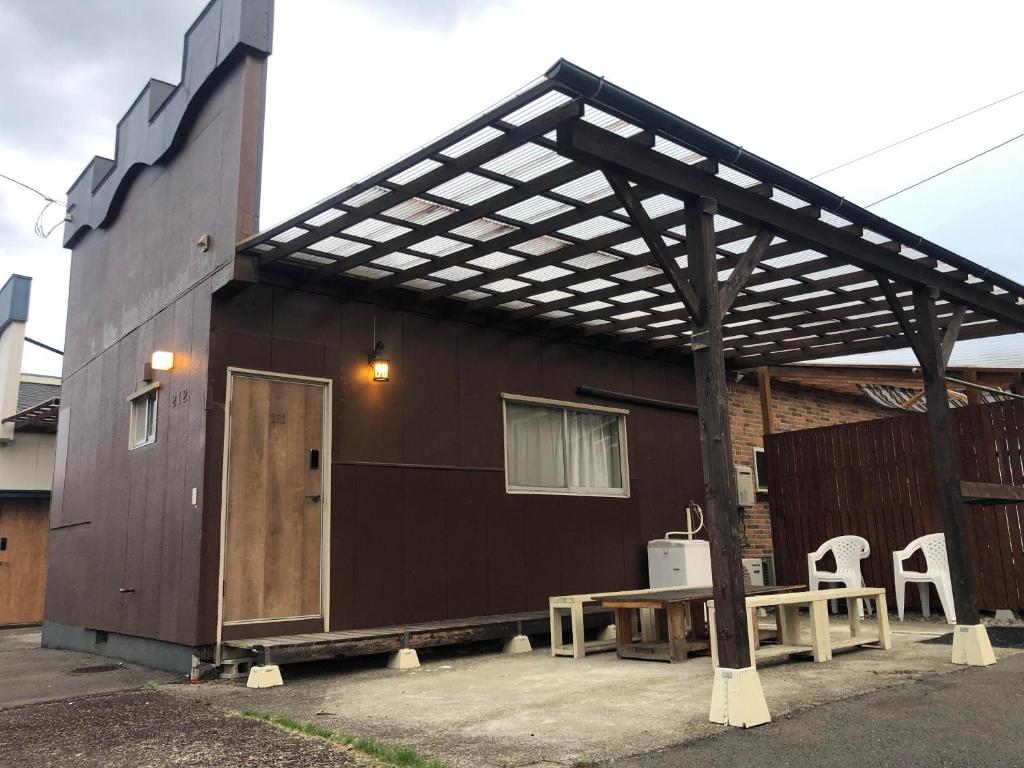 ein Gebäude mit einer Markise auf der Seite in der Unterkunft 日向サーフキャンプ212 in Hyuga