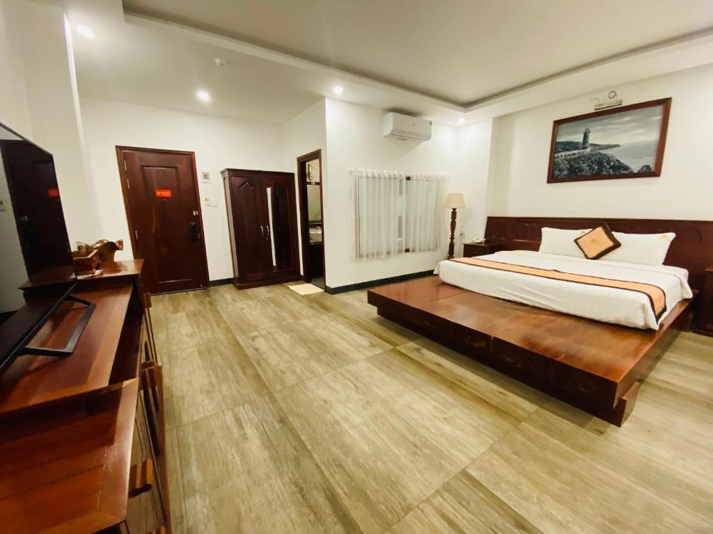 a bedroom with a large bed in a room at Jen Hotel in Tuy Hoa