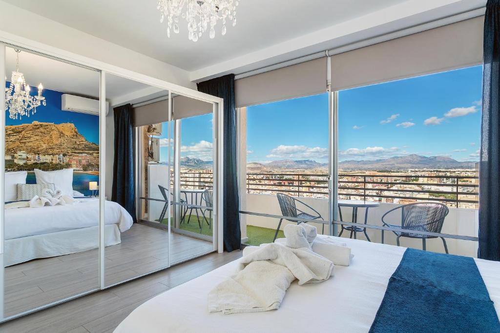 Sky Suites — Stunning 28th-Floor 2-Bed Apartment with Sea Views, Alicante