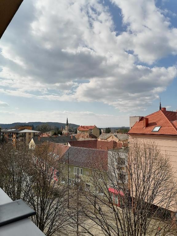 Nespecifikovaný výhled na destinaci Szentgotthárd nebo výhled na město při pohledu z apartmánu