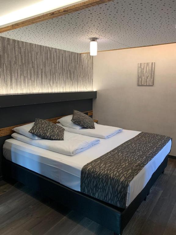 Postel nebo postele na pokoji v ubytování RAVeL Hotel Cyrano