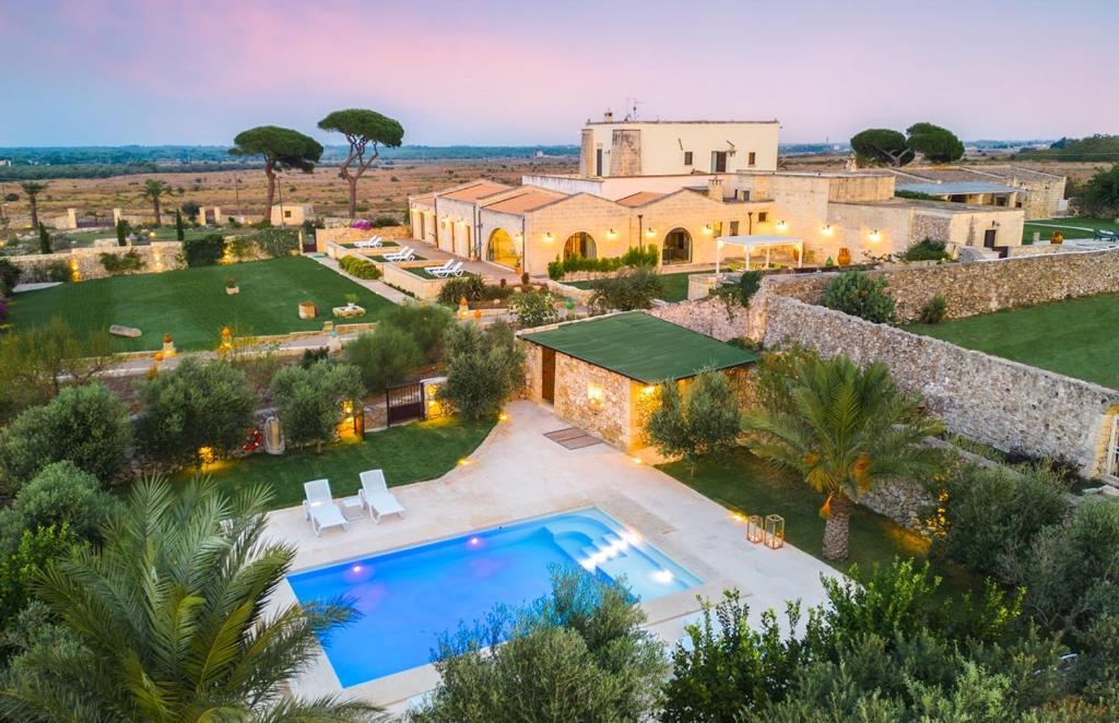 - une vue aérienne sur une villa avec une piscine dans l'établissement Masseria Specchia, à Lecce