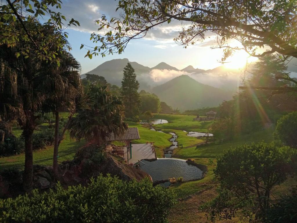 サン・ペードロ・ダ・セーハにあるEco Resort Nagualの山々を背景にしたゴルフコースの景色