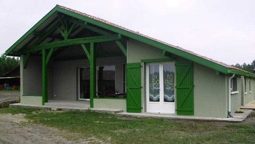 uma pequena casa verde com portas e janelas verdes em Deze bis em Herm