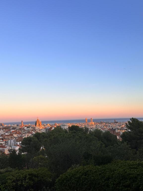 uitzicht op de stad bij zonsondergang bij Andrea house’s in Barcelona