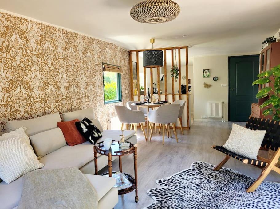uma sala de estar com um sofá e uma mesa em Natuurhuisje De Zwaluw em Putten
