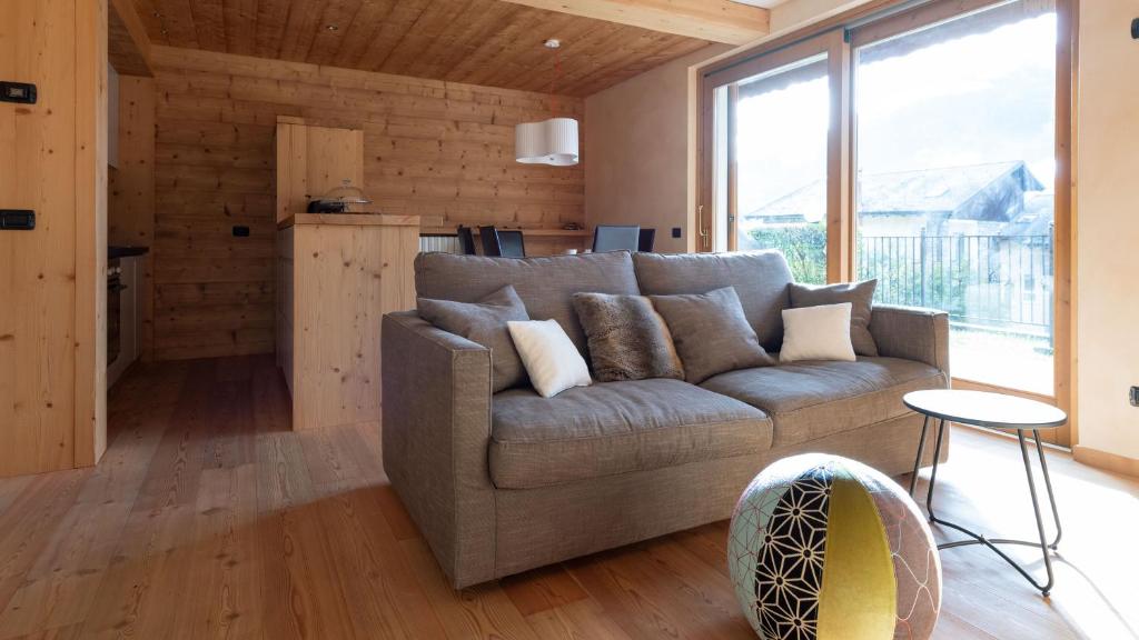 uma sala de estar com um sofá e uma grande janela em Sertorelli 27 em Bormio