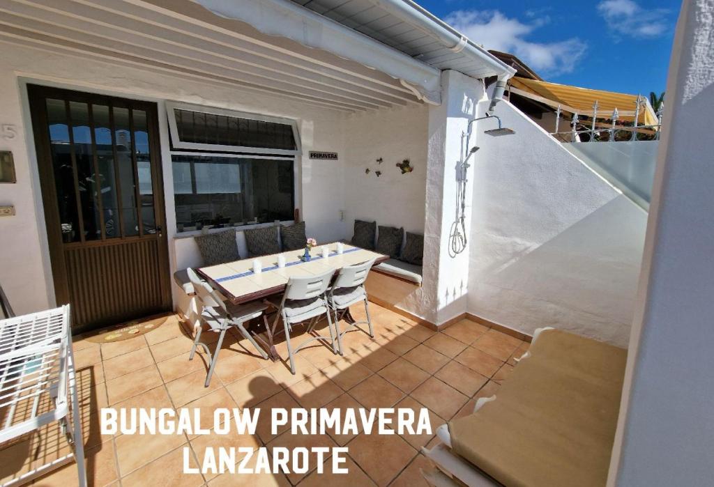 balkon ze stołem i krzesłami na patio w obiekcie Bungalow Primavera w Puerto del Carmen