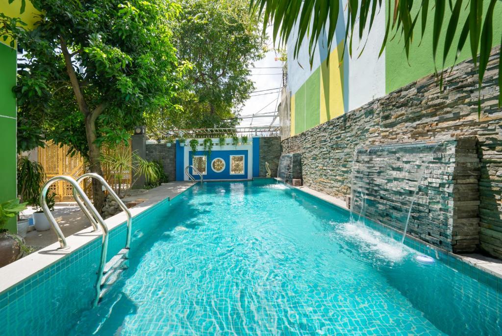 峴港的住宿－S Villa Đà Nẵng Gần Biển，一座建筑物中央的游泳池