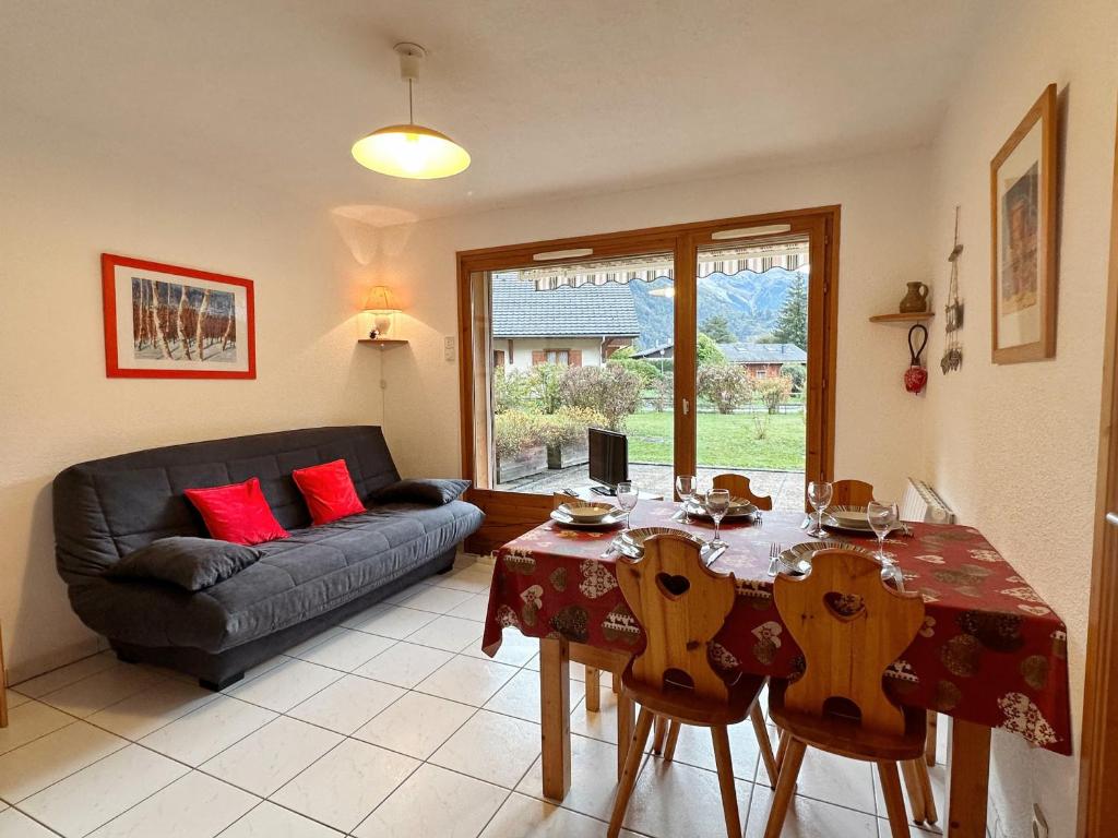 a living room with a table and a couch at Appartement Samoëns, 3 pièces, 6 personnes - FR-1-624-30 in Samoëns