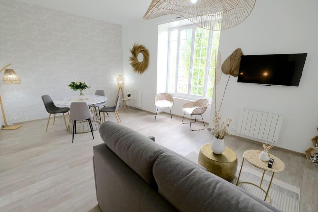 sala de estar con sofá y mesa en Lavilladouce, en Moret-sur-Loing