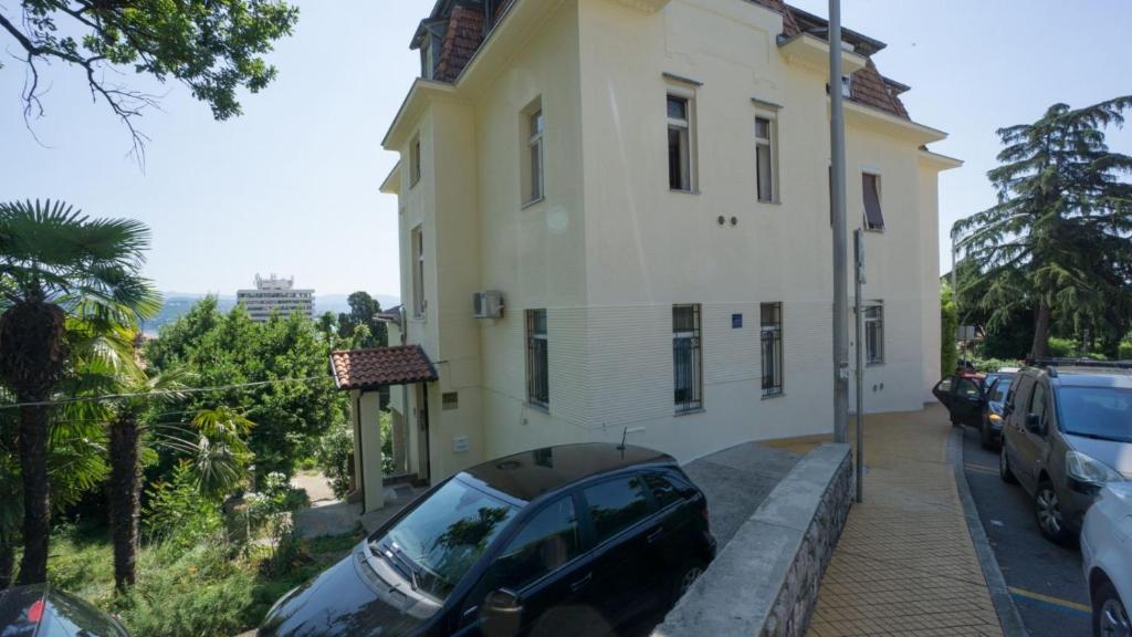 Zdjęcie z galerii obiektu Villa Pelda Apartment, sea view, parking, pet friendly w mieście Opatija
