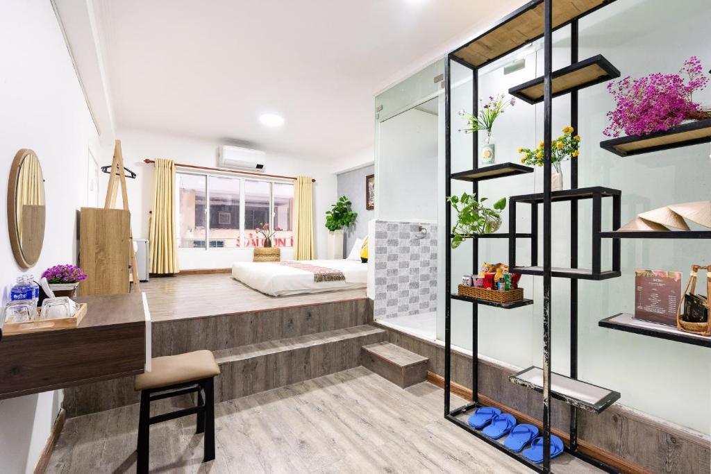 Postel nebo postele na pokoji v ubytování Planet Saigon Hotel