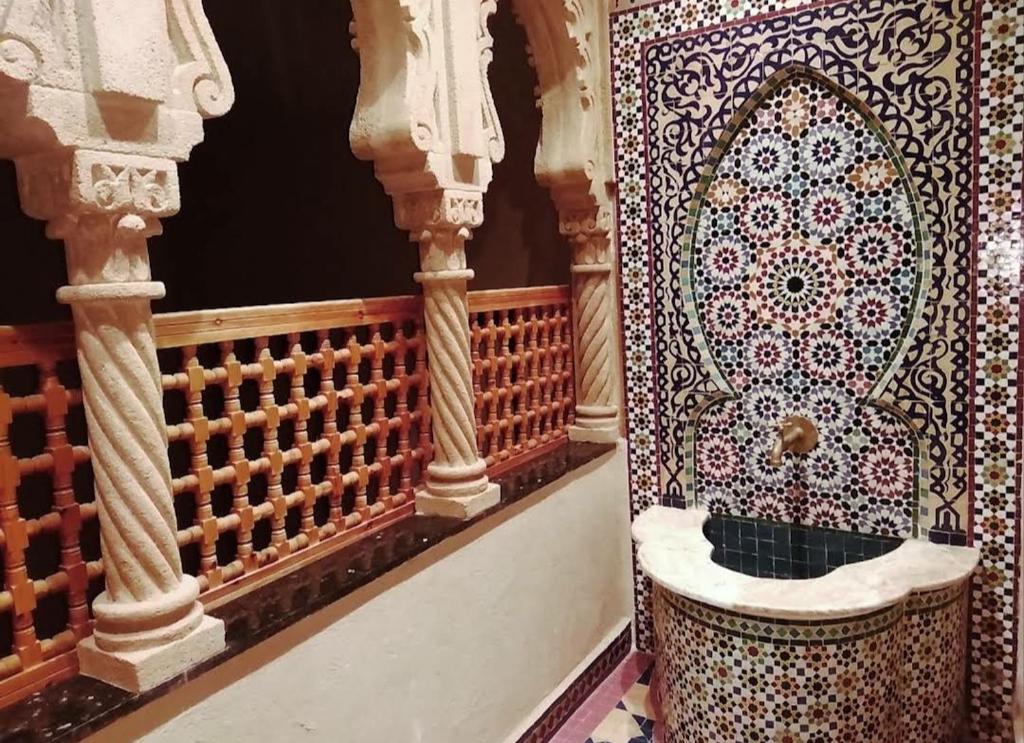 La salle de bains est pourvue d'un lavabo en mosaïque sur le balcon. dans l'établissement KAYEZER, à Rabat