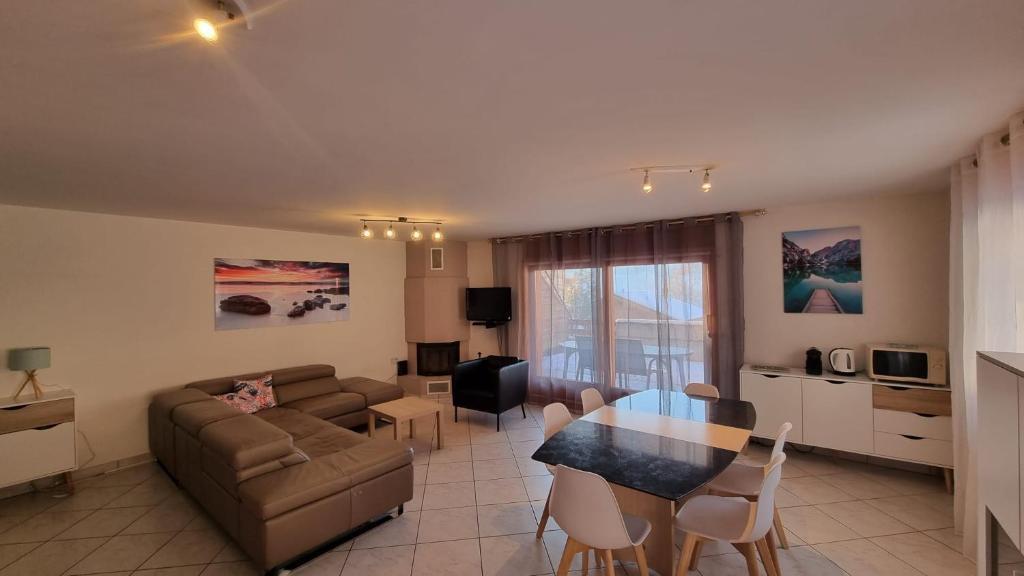 TV a/nebo společenská místnost v ubytování Le Cormier - Appartement 6 personnes