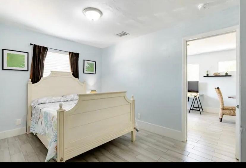 One bedroom apt with private patio near Fort Lauderdale beach