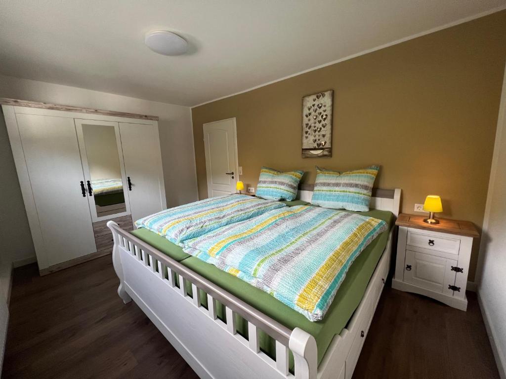1 dormitorio con cama, tocador y espejo en Ortwin en Olsberg