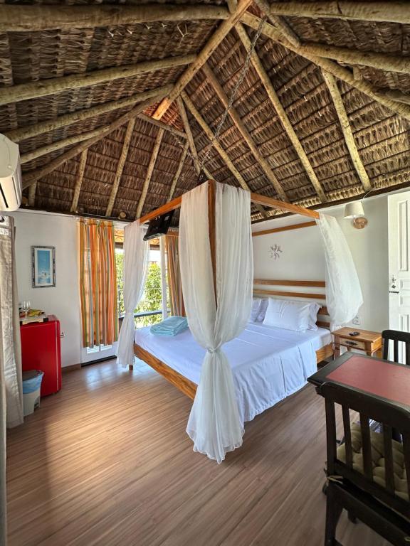 um quarto com uma cama e uma rede mosquiteira em Cabana Do Mar em Angra dos Reis