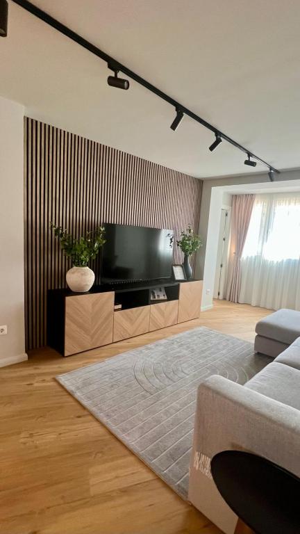 een woonkamer met een flatscreen-tv bij Belle Vue Malaga Suite in Málaga