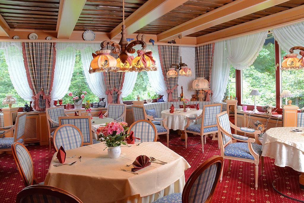 Reštaurácia alebo iné gastronomické zariadenie v ubytovaní Wellness und Romantik Hotel Helmboldt