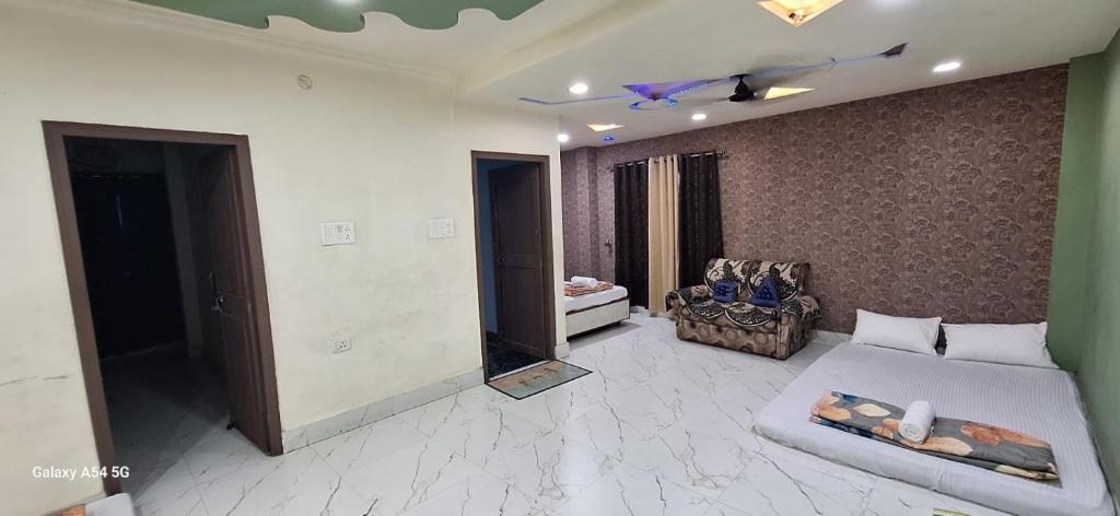 una camera con un letto e una sedia di Lock and key a Varanasi