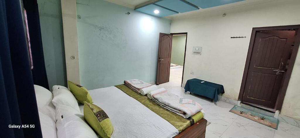 una camera con un letto con specchio e una porta di Lock and key a Varanasi