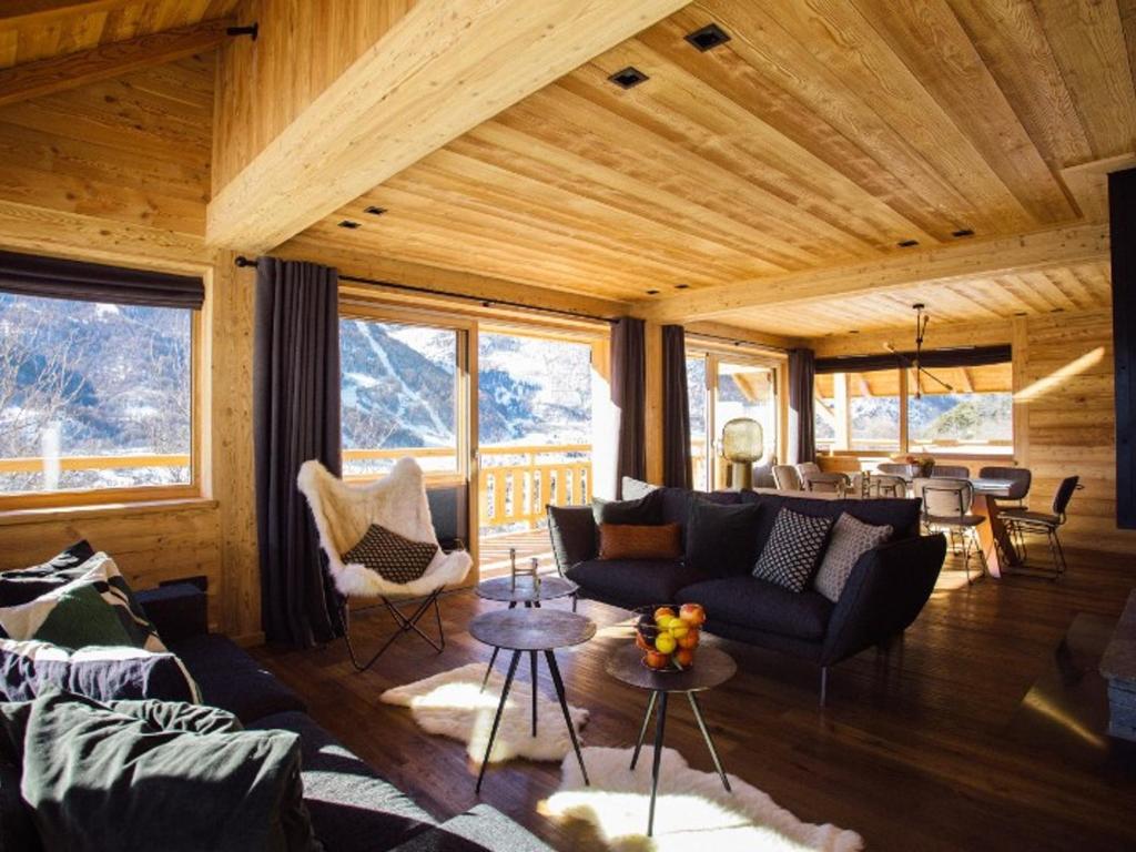 a living room with couches and a table at Chalet La Salle-les-Alpes, 6 pièces, 10 personnes - FR-1-762-18 in La Salle-les-Alpes