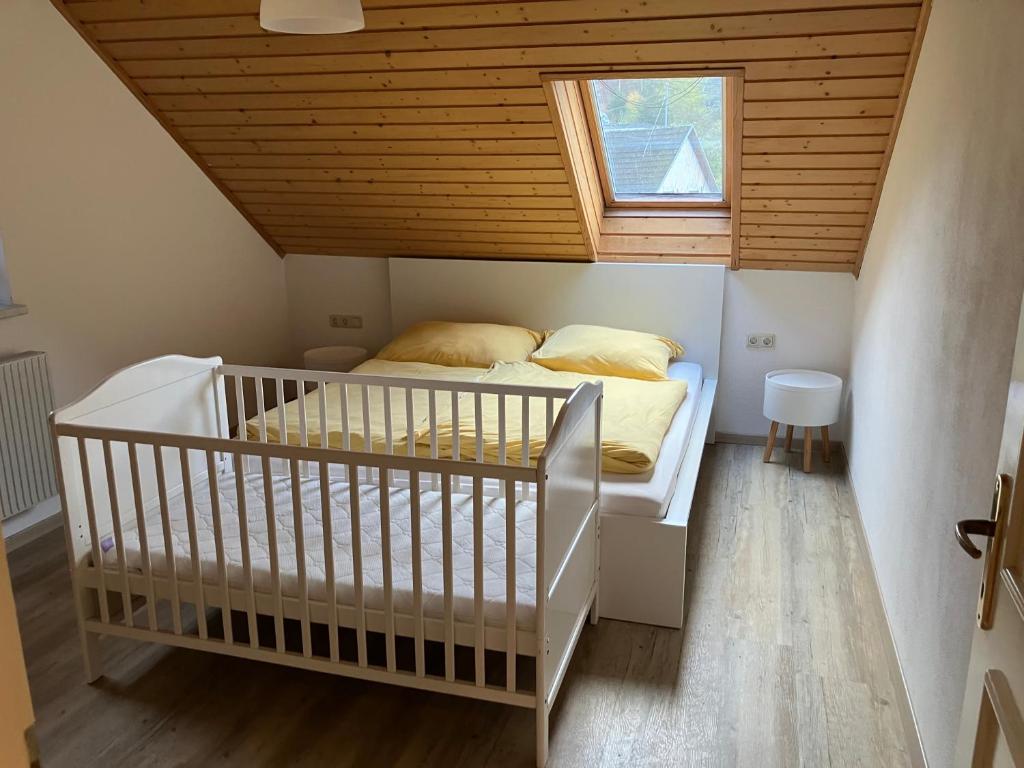 um pequeno quarto com uma cama e uma janela em Apartment am Ponyhof em Sankt Kanzian