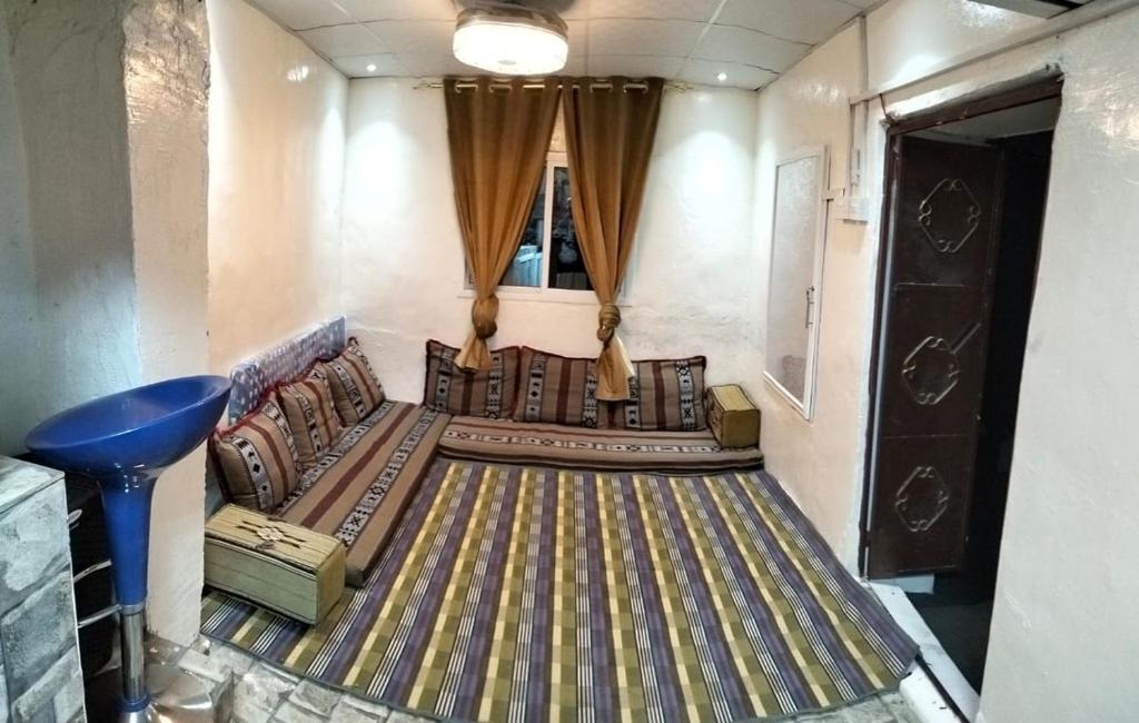 Al ‘Aqarにあるنزل الريف التراثيهのソファ、テーブル、ソファが備わる客室です。