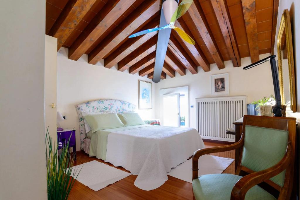 a bedroom with a bed and a ceiling fan at Mini Suite Deluxe Isola di Mezzo in Treviso