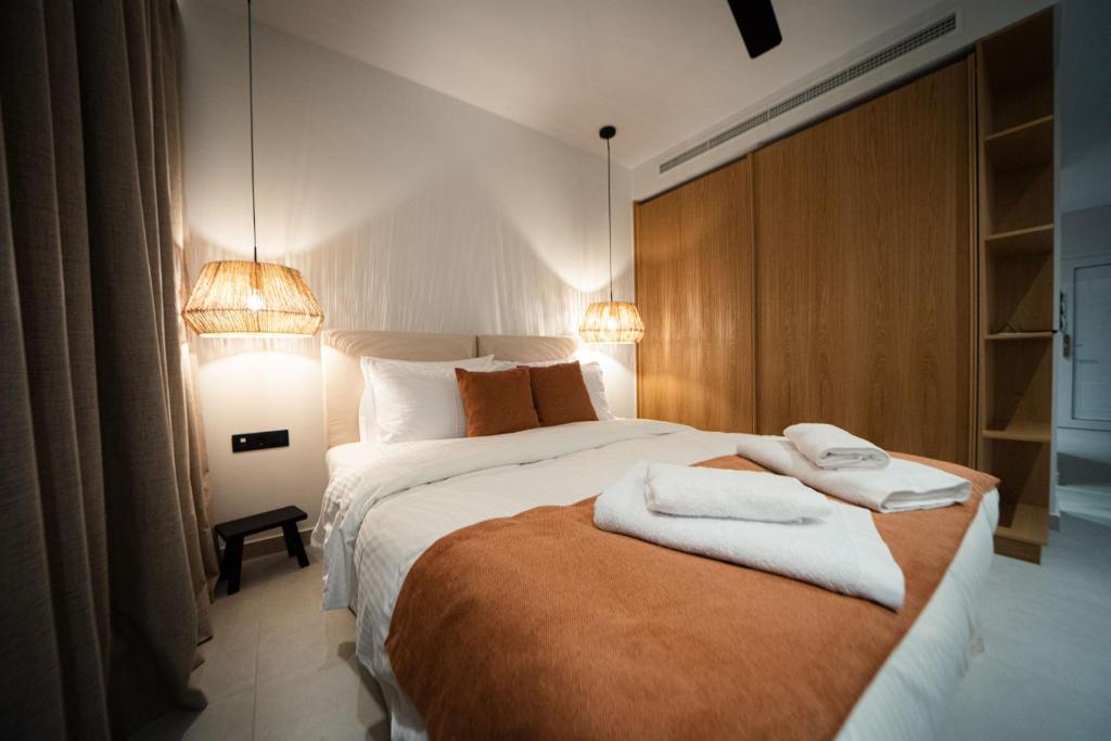 Postel nebo postele na pokoji v ubytování Deos- Luxury Apartment in Agrinio