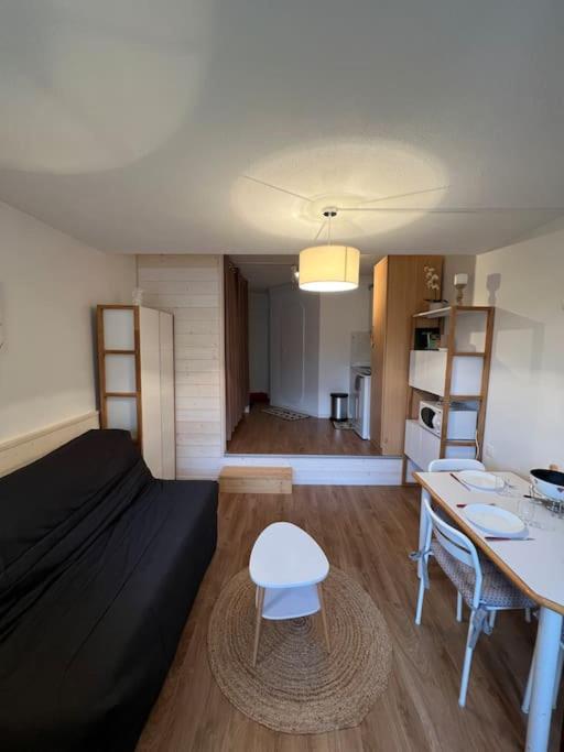 un salon avec un lit et une table et une cuisine dans l'établissement Studio centre vue montagne SNOW AVORIAZ, à Morzine