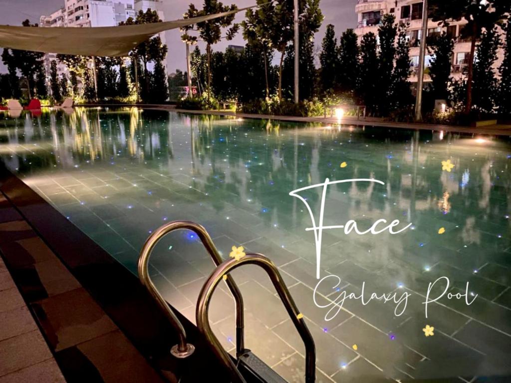 una piscina por la noche con un cartel que dice gratis todos los días en Face Malaysia Tallest Tower 118 in Kuala Lumpur, en Kuala Lumpur