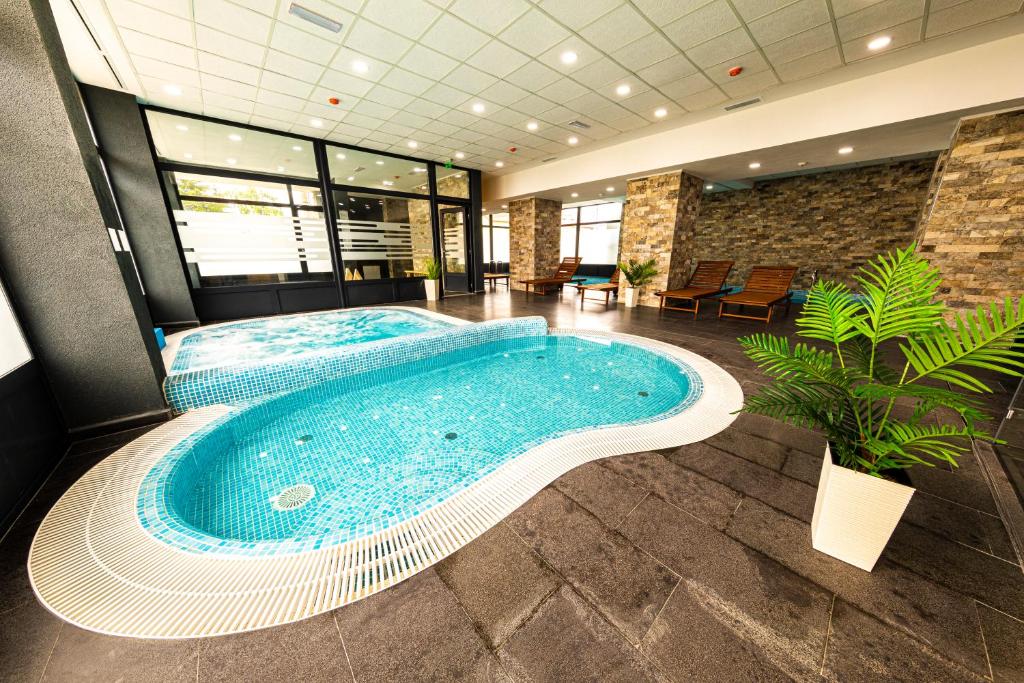 Baseinas apgyvendinimo įstaigoje Filo Hotel Wellness & Spa arba netoliese