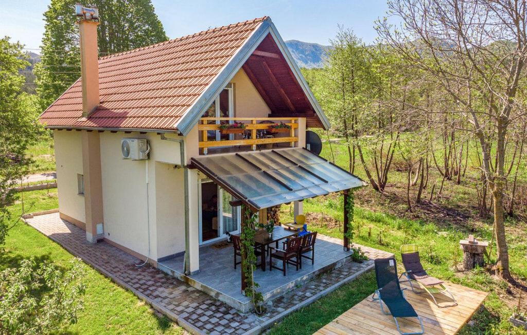 una casa pequeña con porche y terraza en House Jasenak, 