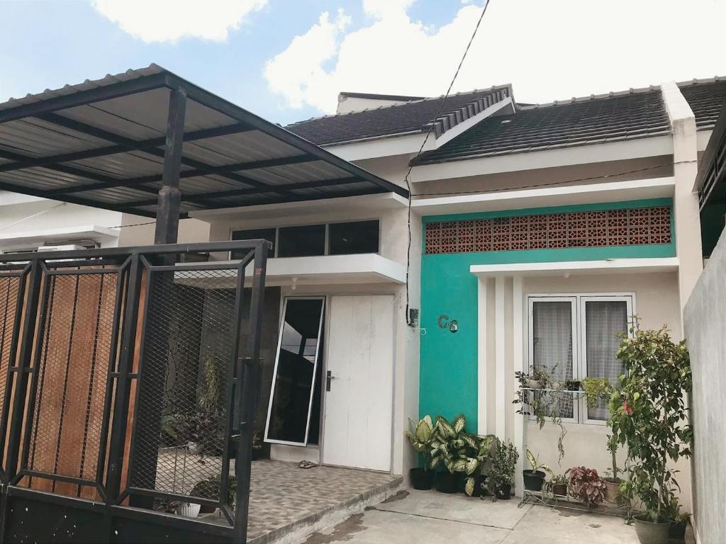 une maison avec un vert et un blanc dans l'établissement Homestay Lavender C6 Palembang, à Palembang